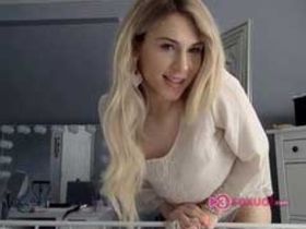 Вебкам порно с очень красивым трансом Lovebird94