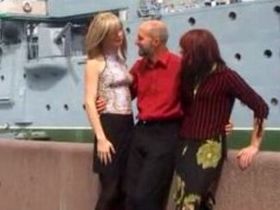 Русские кроссдрессеры 2 Питерских трансов ебет мужик