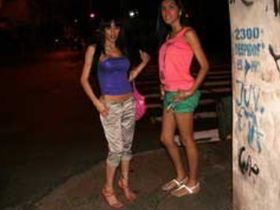 Шлюхи с улицы оказались с членом между ног