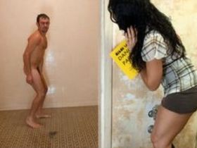 Транс подсмотрел за дрочащим парнем в мужской раздевалке